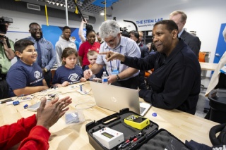 Boys & Girls Club alum and National Spokesperson, Denzel Washington joins youth for a STEM activity at Boys & Girls Club of South Elgin during the organization's 5,000th Club celebration. (Photo: Business Wire)